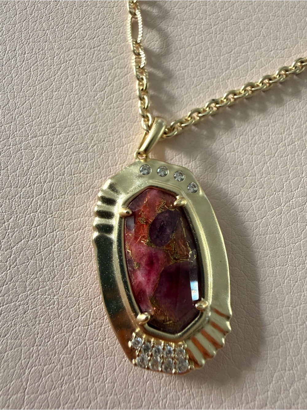 NWT Kendra Scott Gold Anna Long Pendant in Bronze Veined Maroon Jade - Picture 3 of 8
